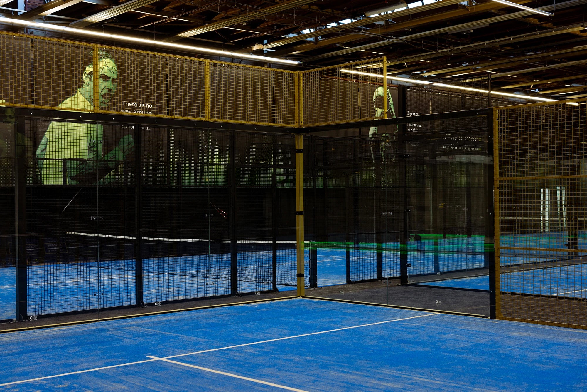 CLUBHOUSE Padel & Beyond Beverwijk heeft 5 padelbanen en een gouden center court.